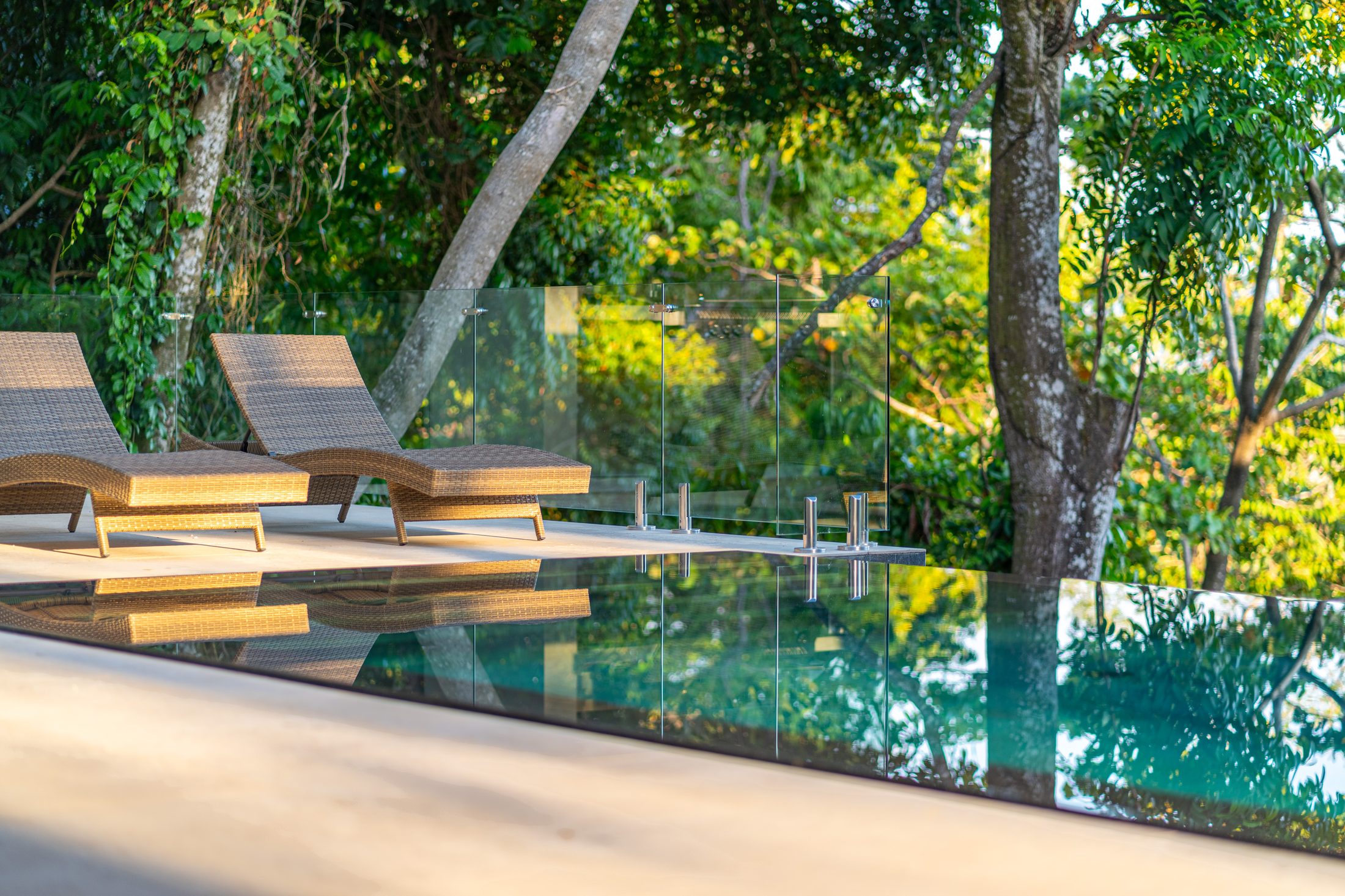 Infinity-edge pool